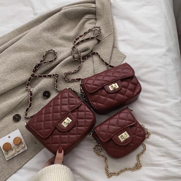 Black Diamond Quilt Turn Lock Small Bag - Picture 13 of 13